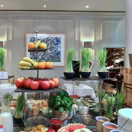 Palace Hotell 5*